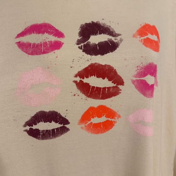 NWT #FALL2025🍁  FUN!! Cream Lip Print Top  PLUS: 2X   #CL - Picture 3 of 11